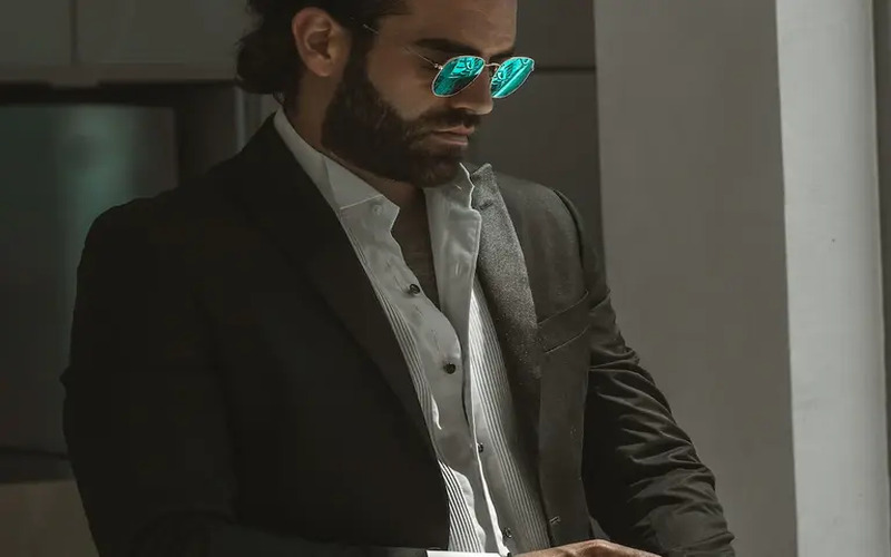 A man in sunglasses wearing an expertly tailored suit - learn more about your franchising opportunities with Pearce Bespoke!