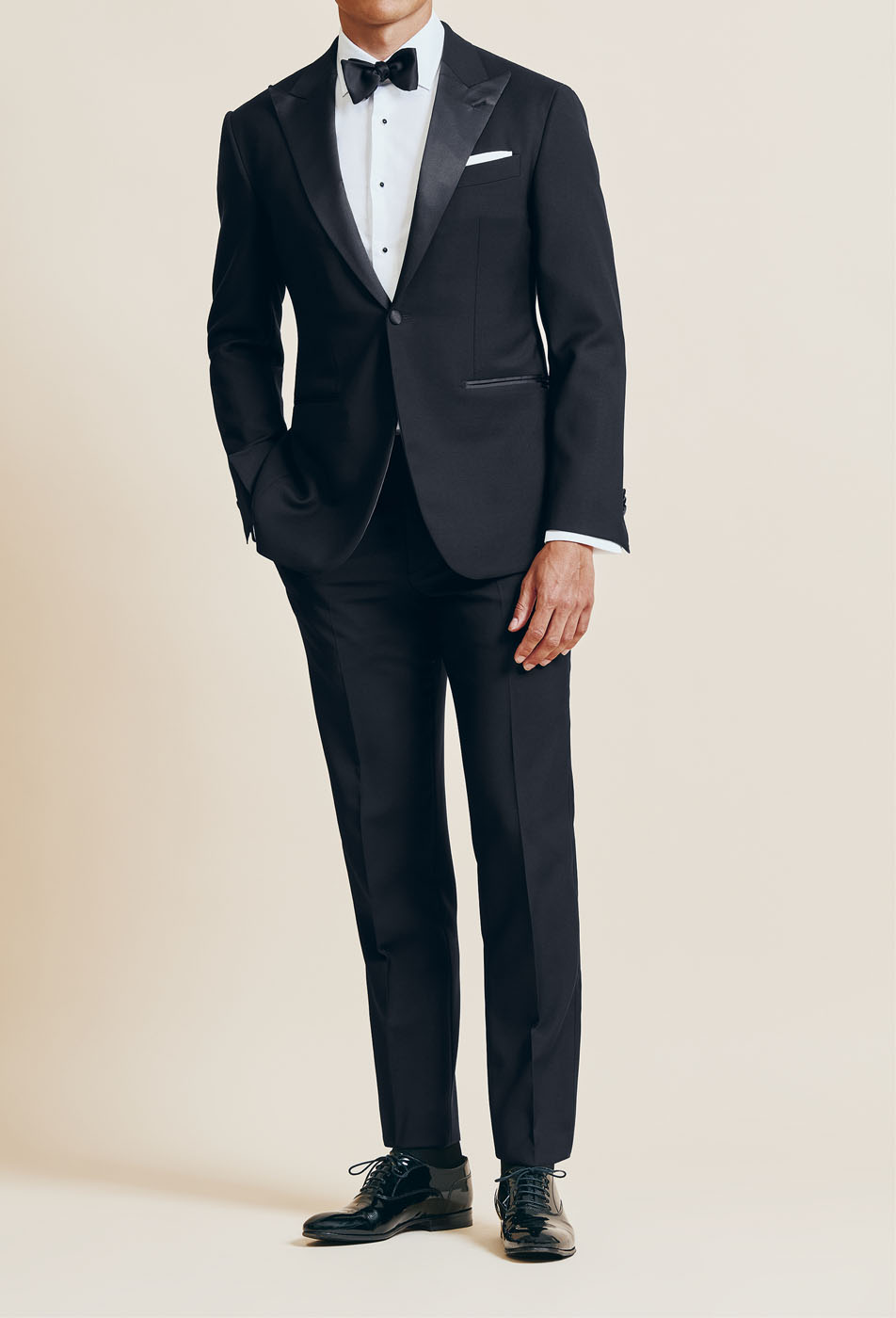 A Pearce Bespoke Greater Syracuse custom suit on a male model.